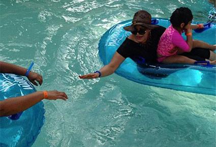 بالصور- أحلام تسبح في مدينة “Water Land” مع إبنتيها فاطمة ولؤلؤة 